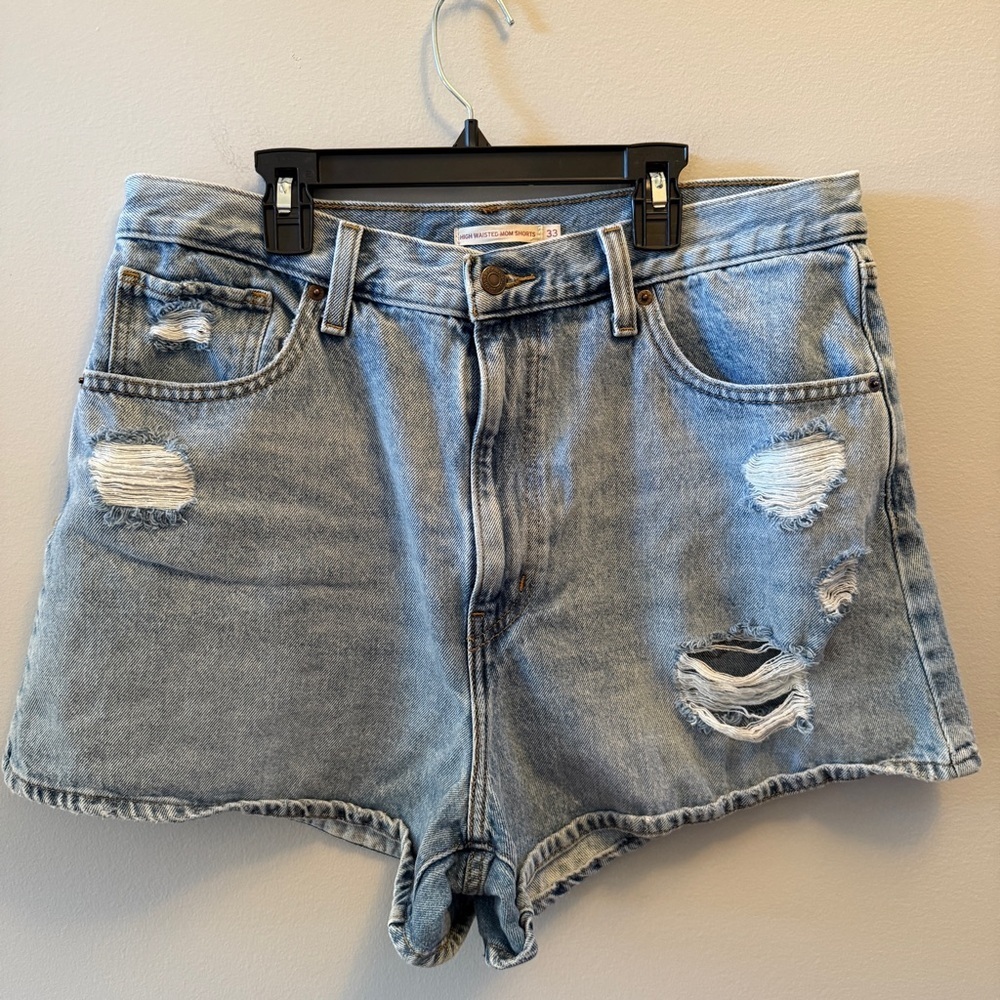 Levi’s High Waisted Mom Jean Shorts Size 33